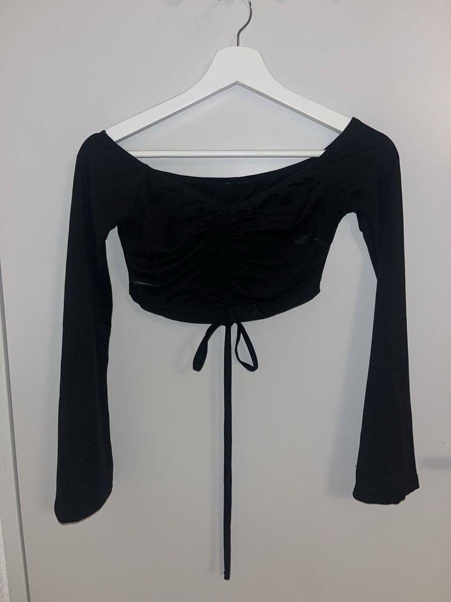Top: Schwarzes kurzes langarm Top – Usato da Bern venduto da Zoee.pg