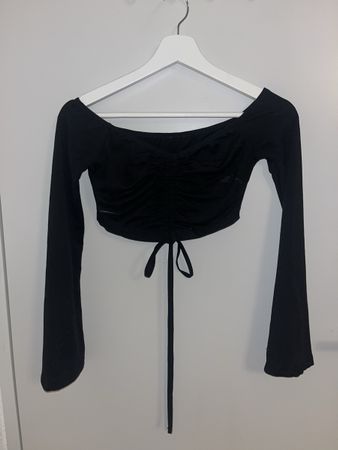 Schwarzes kurzes langarm Top
