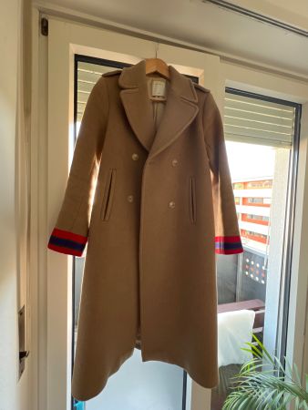 Damen Mantel camel Grösse S mit Streifen an den Aermeln g...