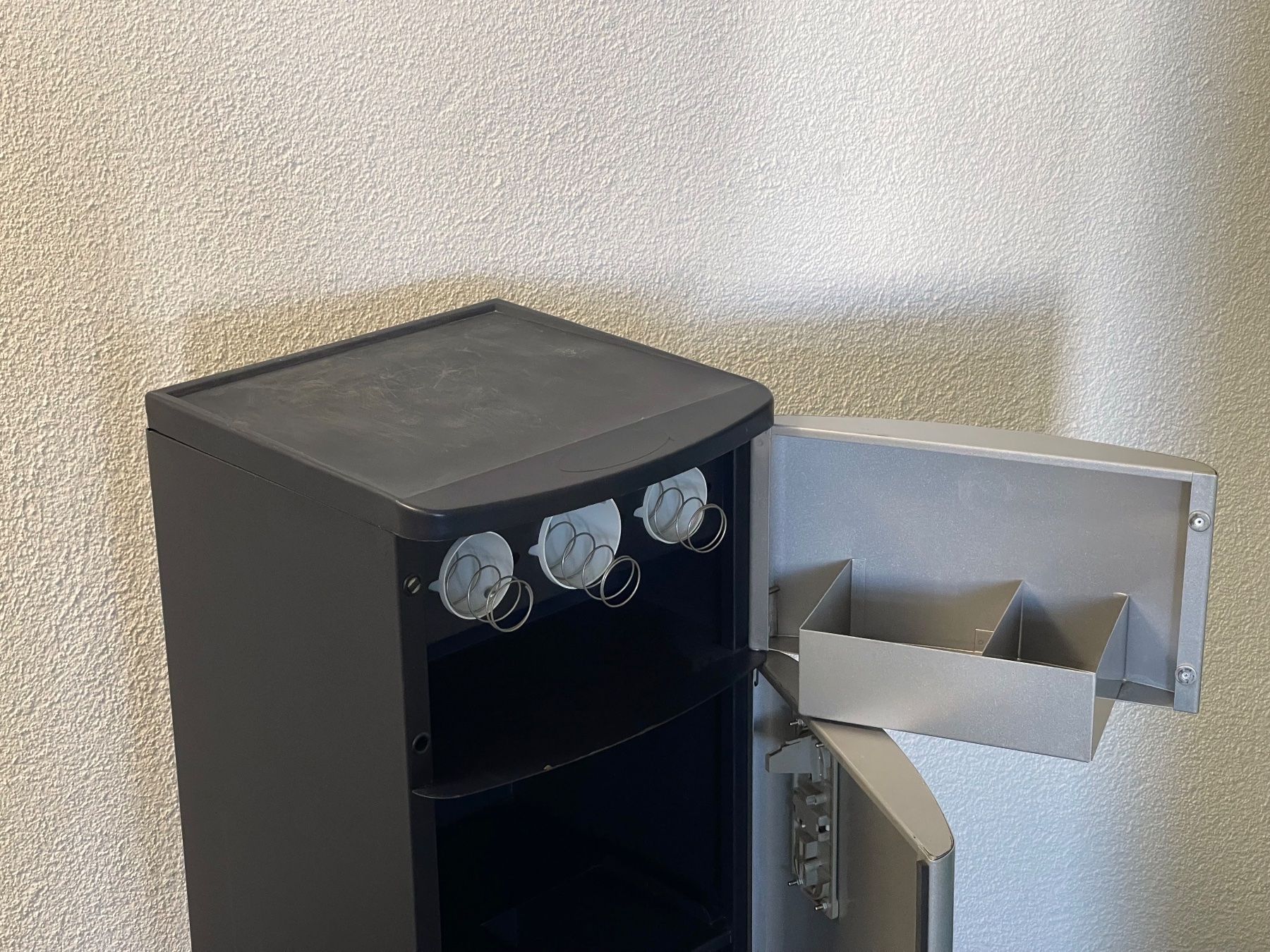Armadi: Lavazza Standmöbel – Usato da Fehraltorf venduto da JLK-Jiri 4