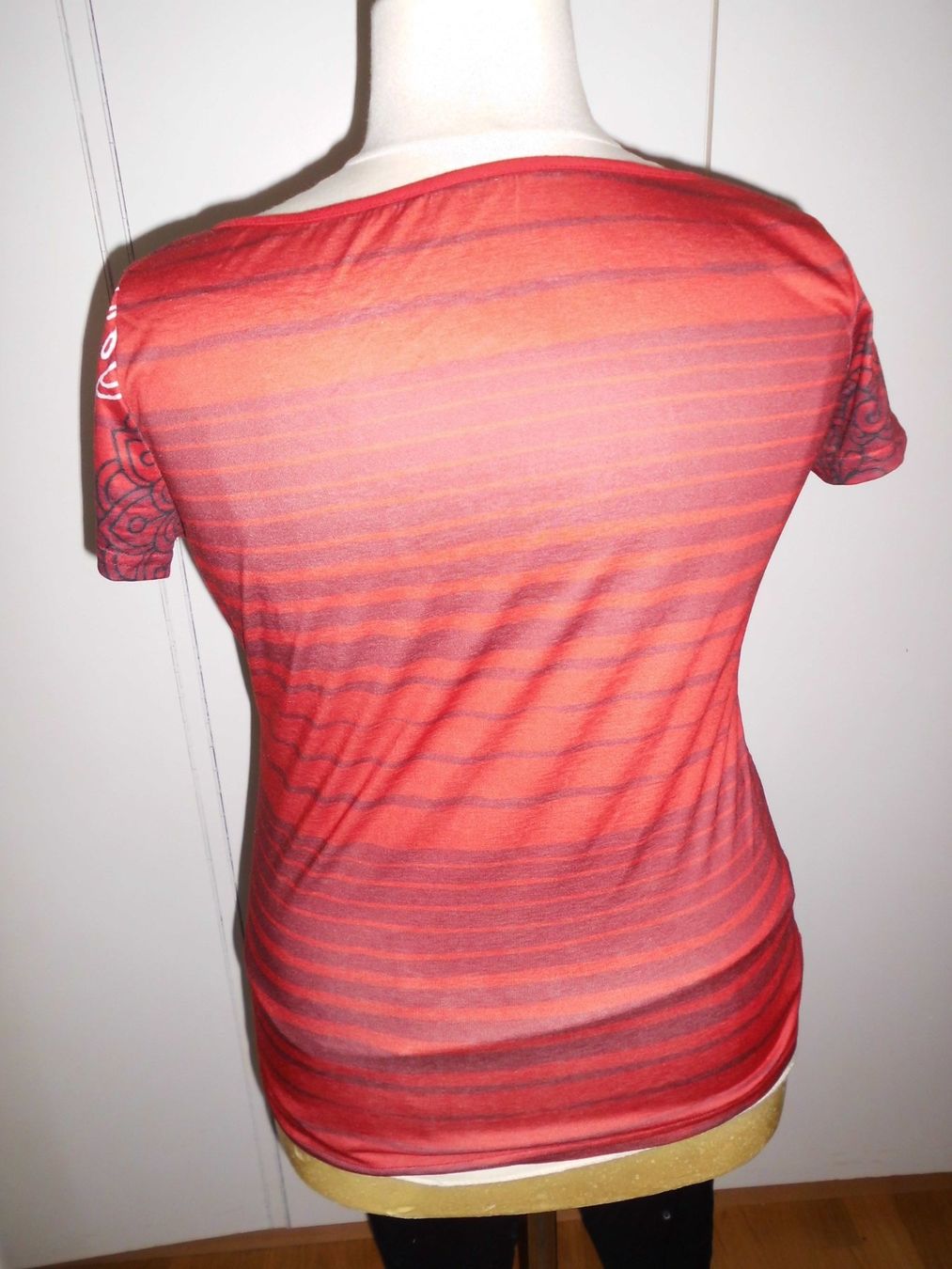 T-Shirts: T-shirt rouge/noir T. 44 – Neu (gemäss Beschreibung) aus Marin-Epagnier von Madja 1