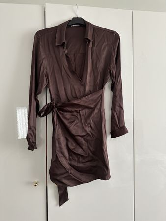 Trendiges Wickelkleid, Satin-Optik, Grösse S