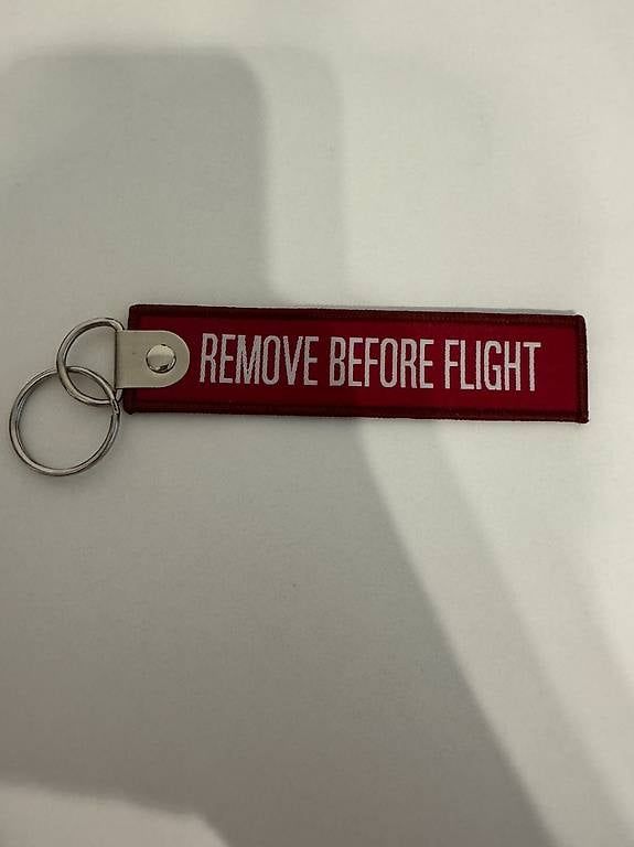 Schlüsselanhänger & - bänder: Schlüsselanhänger mit der Beschriftung REMOVE BEFORE FLIGHT – Gebraucht aus Bülach von Antonio97 1