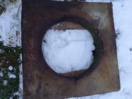 Viereckige Steinplatte mit rundem Loch