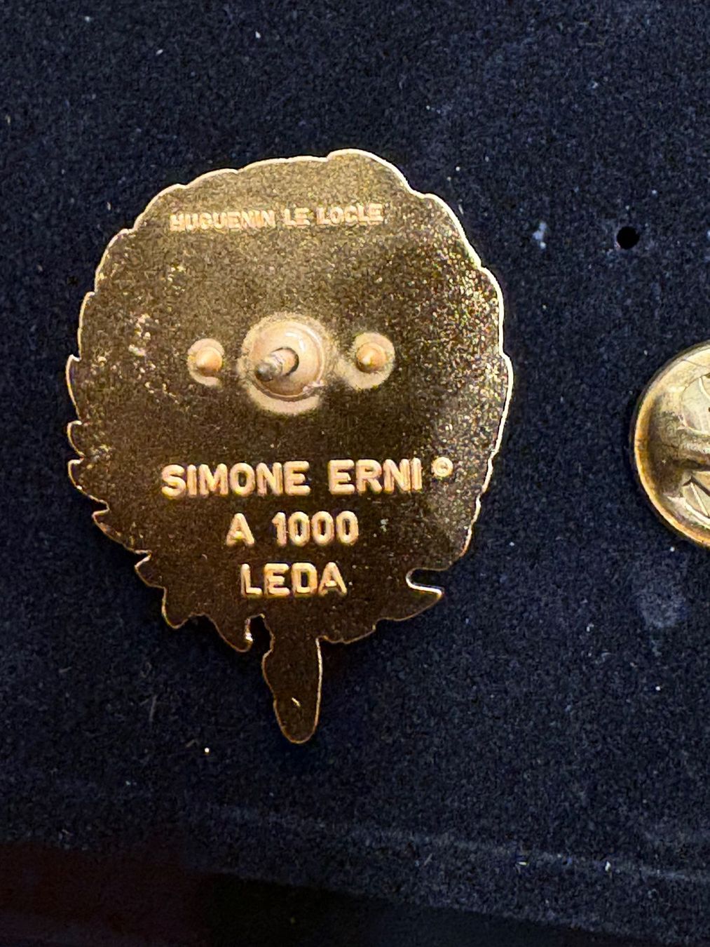 Placchette & Badge: Pin Brosche Badge Frauenfigur - Simone Erni – Nuovo e nell'imballaggio originale da Pratteln venduto da Dollshop 1