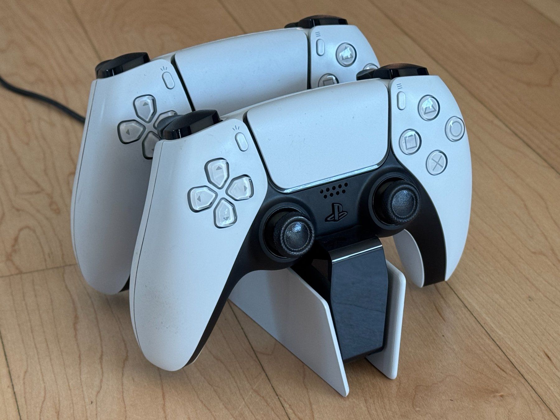 Sony Konsolen: Sony PlayStation 5 Disc Edition + 2 Controller + Ladestation – Gebraucht aus Rüschlikon von Mercatus_89 6