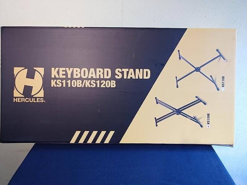 Supporti per strumenti musicali & leggii: Keyboard-Ständer Doppelstrebig Neu Hercules 120b – Nuovo e nell'imballaggio originale da Winterthur venduto da Winti-Piano 1