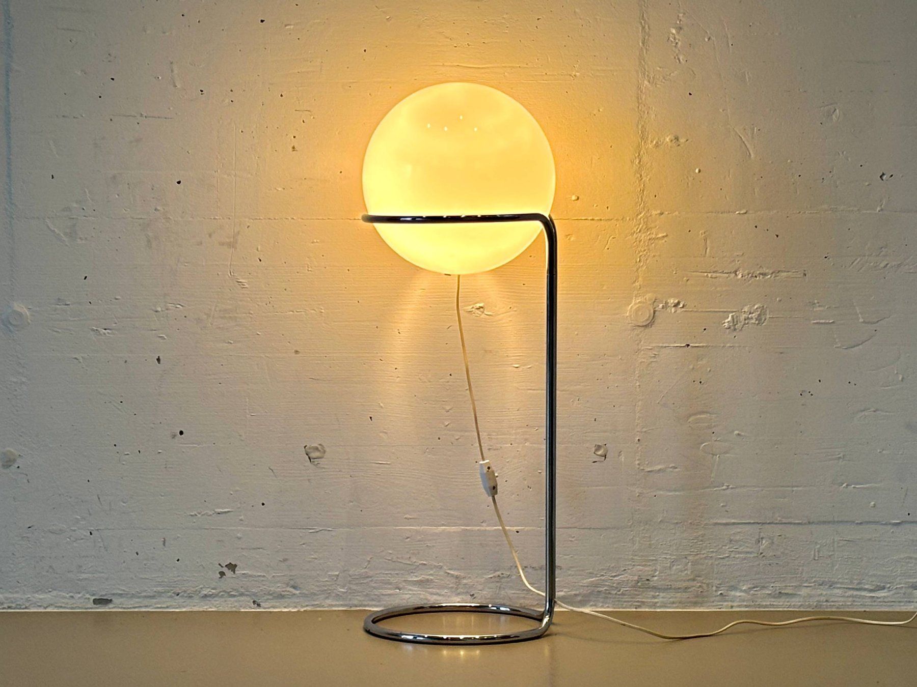 Lampen: Space Age Stehlampe mit Opalglaskugel und Chromgestell, 70er – Gebraucht aus Zürich von LeMoege