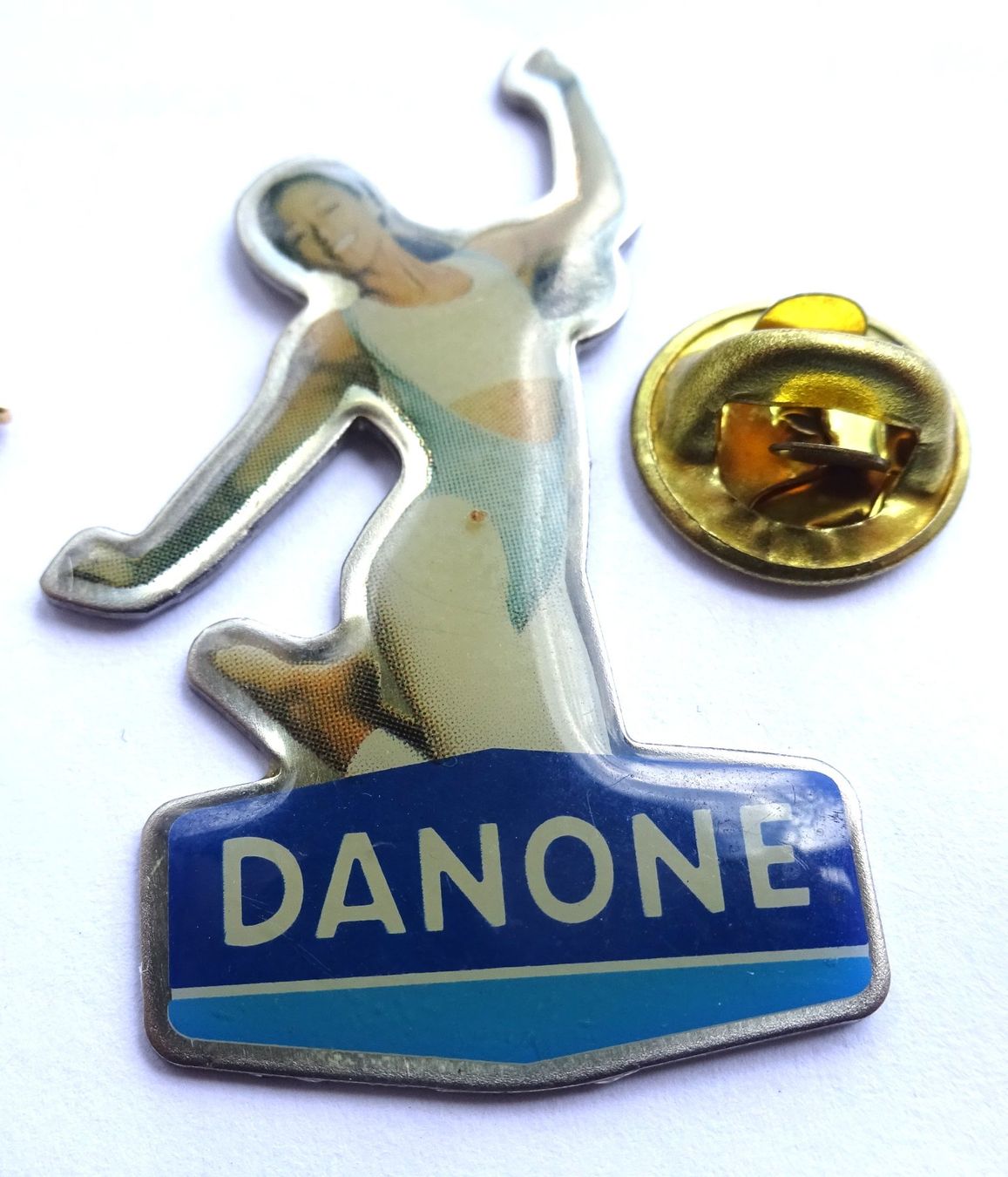 Placchette & Badge: Pin DANONE  MILCH – Usato da Utzenstorf venduto da BUtter81