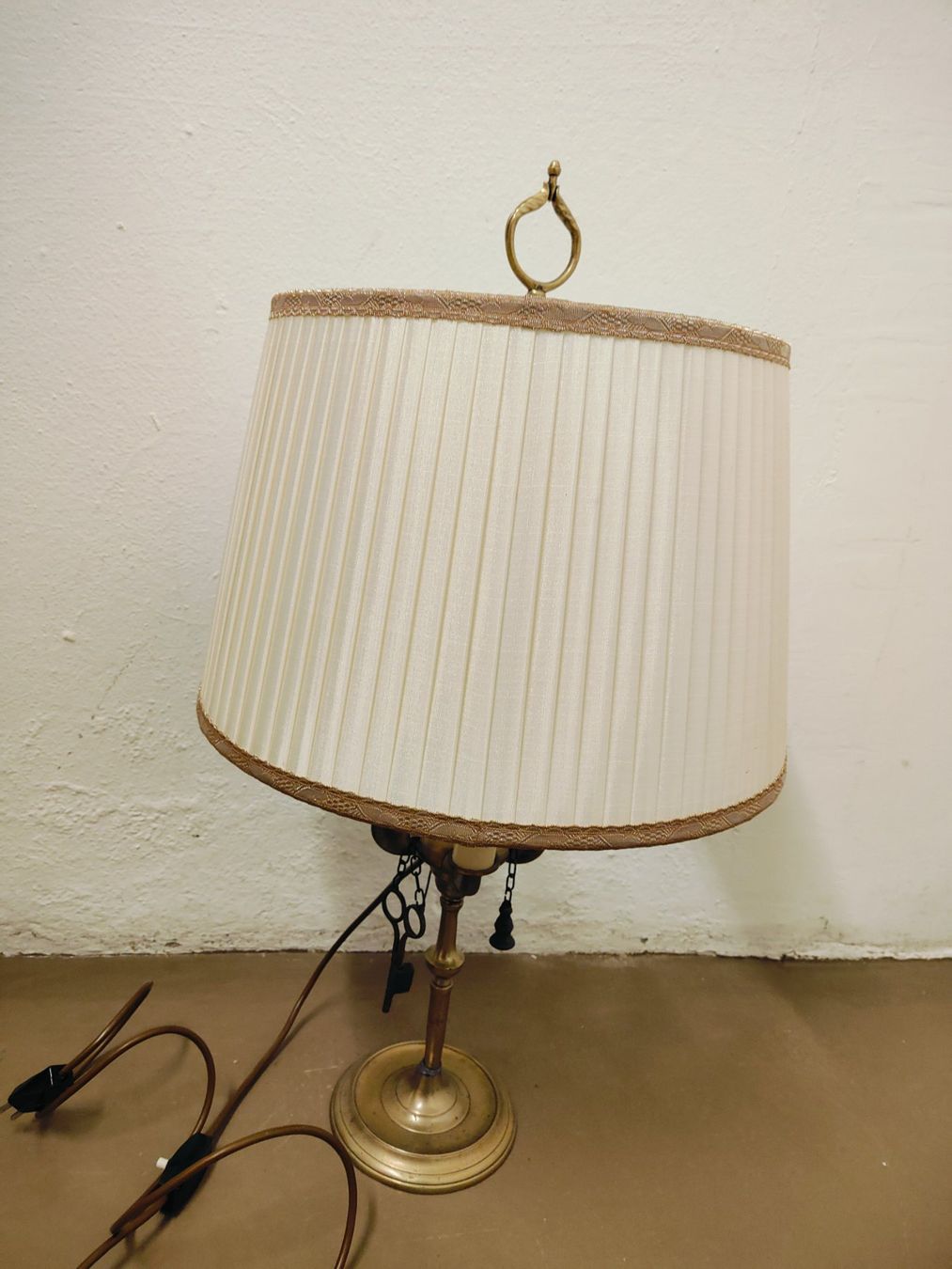 Lampade: Vintage Tischlampe, Messingfuss mit Stoffschirm – Usato da Olten venduto da Mezopotamya