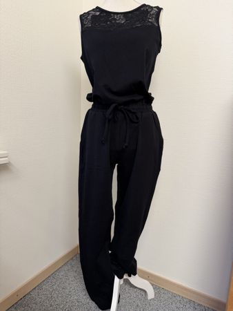 Schwarzer Jumpsuit mit Spitze, Grösse S - Perfekt für Sommer