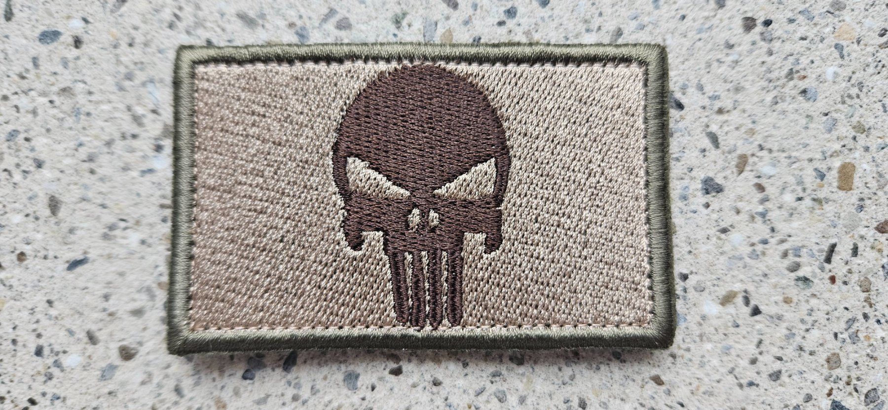 Schweizer Armee Placchette & Badge: *** Badge Punisher mit klett *** – Nuovo e nell'imballaggio originale da Riedholz venduto da fr_sIruP