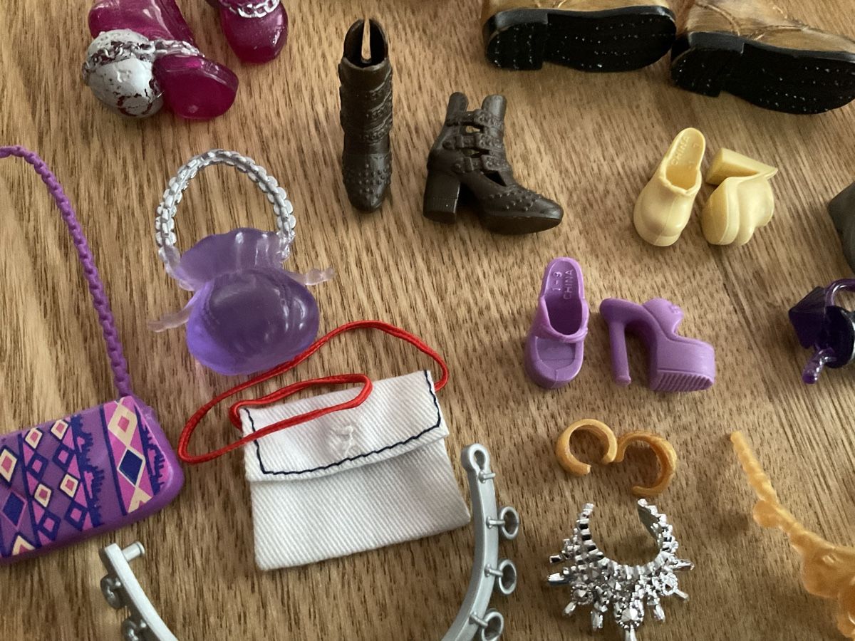 Bambole: 24 verschiedene Barbiesachen – Usato da Herbriggen venduto da Sehrazade 2