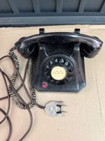Altes Telefon schwarz mit Wählplatte aus Nachlass.