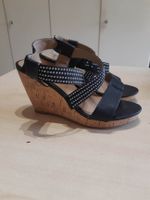 Schicke Keilsandaletten, schwarz mit Nieten, Grösse 38