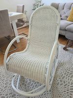 Eleganter Schaukelstuhl in Weiss