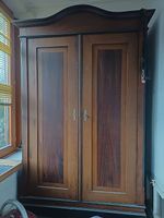 Schrank aus Massivholz (vernagelt, bemalt)