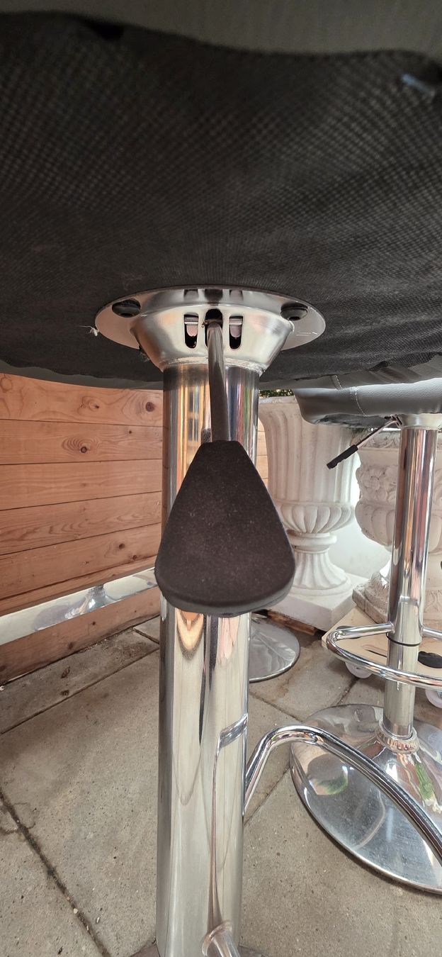 Tische: Bar, Tisch mit 4 Barstühlen – Gebraucht aus Kaufdorf von Nati-Nati 2