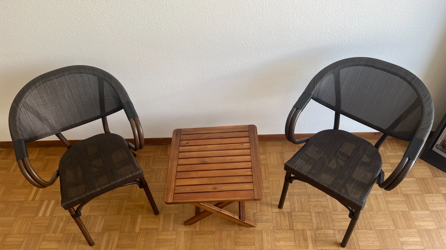 Set di tavolo e panche: Coffee table + 2 garden chairs, perfect for summer! – Usato da Basel venduto da haguen_tr9f 8