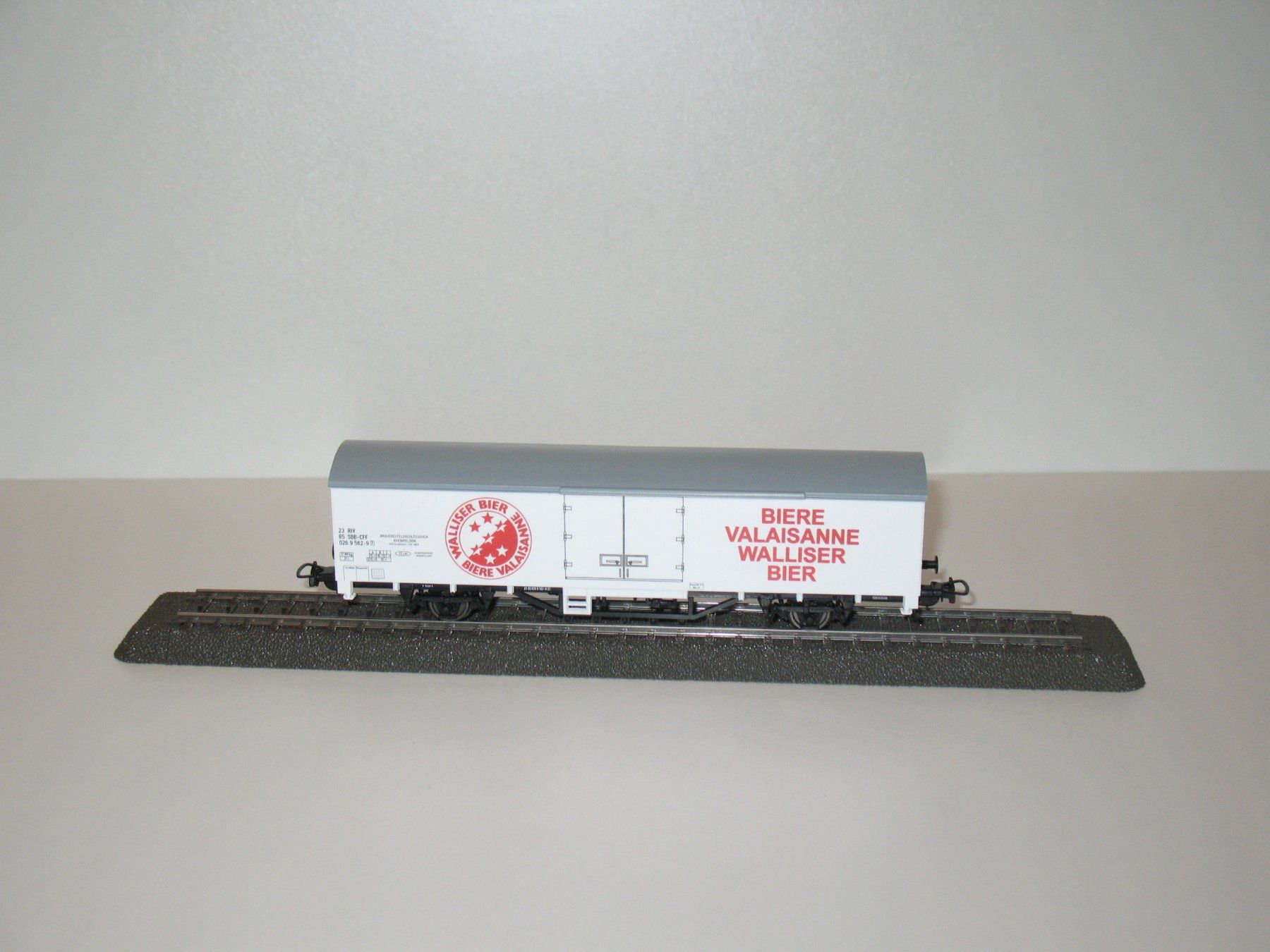 Piko Modellini di ferrovie: Bierwagen der SBB "Walliser Bier" in H0= von PIKO 57789 – Usato da Ettiswil venduto da Caapraibex 2