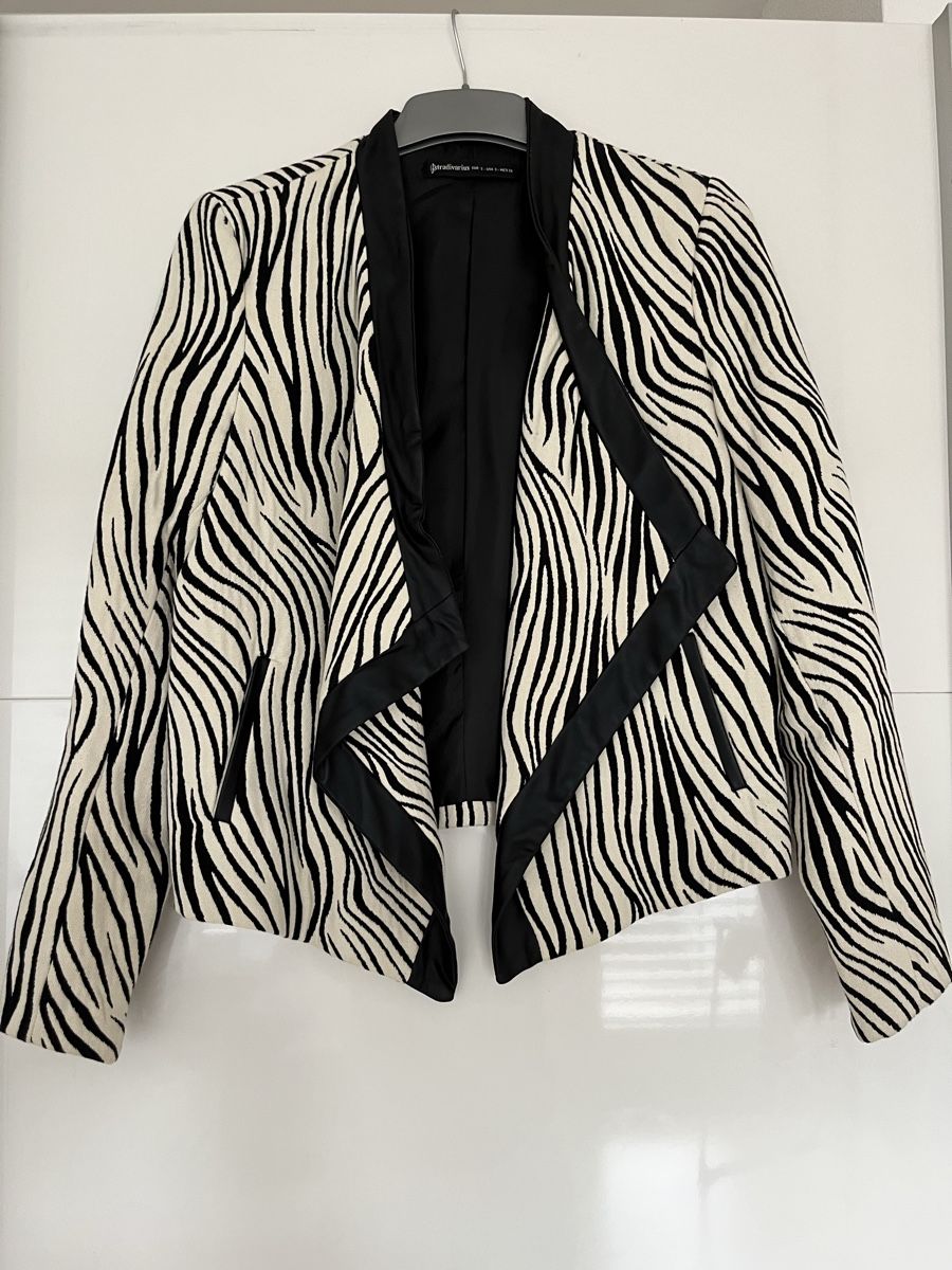 Stradivarius Jacken: Schicke Stradivarius Jacke mit Zebra-Muster, Grösse S – Gebraucht aus Basel von JJ.Elena