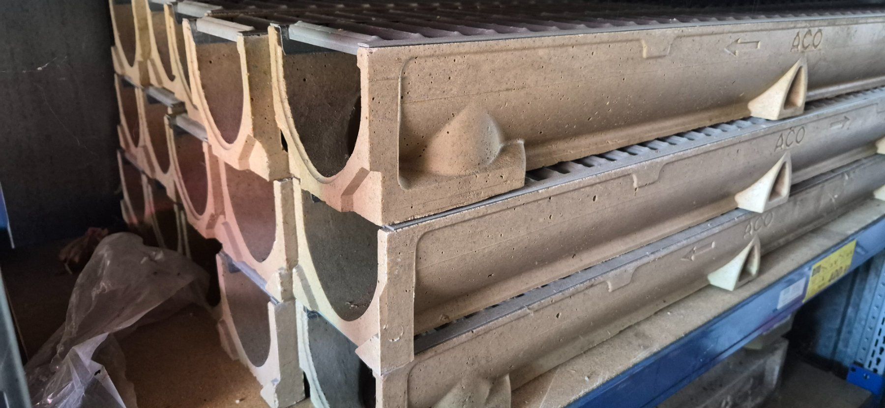 Autres matériaux de construction: Caniveau ACO en polymère avec grille 1000 – D'occasion à Champagne par Lamar0