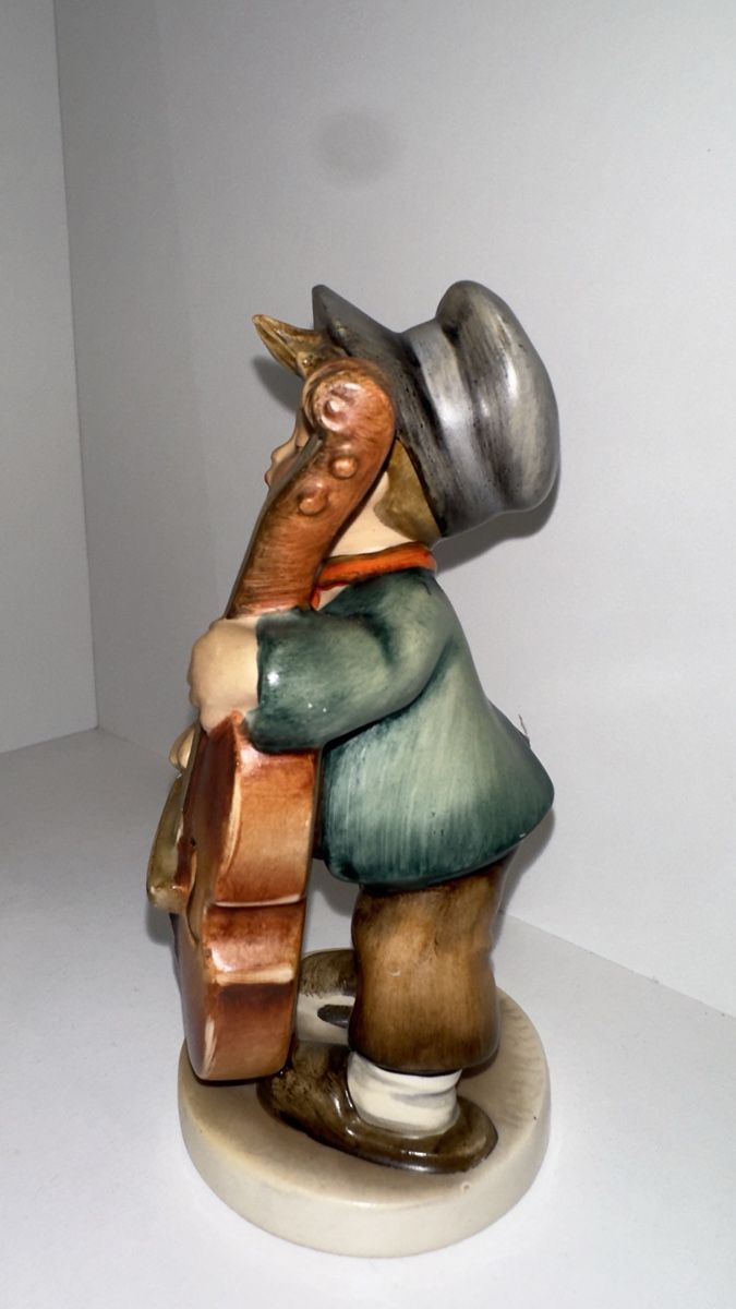 Figuren: Hummel-Figur 186 Junge mit Kontrabass  – Gebraucht aus Brig von Invert 3