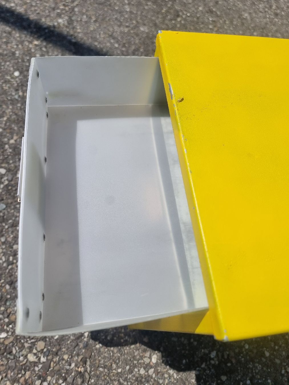 Banconi: Rollcontainer mit 8 Schubladen gelb Metall mit Rollen – Usato da Olten venduto da Mezopotamya 3