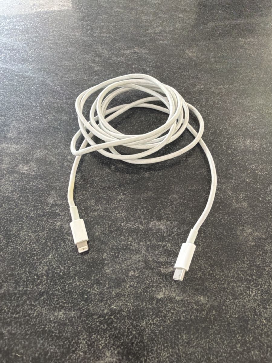 Apple Kabel: Ladekabel Lightning zu USB C – Gebraucht aus Münchenstein von mjaaxx