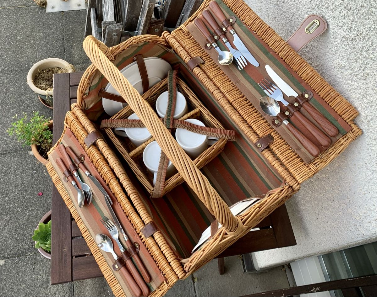 Altro per la casa: Picknick Weidenkorb mit 4x Besteck und Geschirr – Usato da Auenstein venduto da Stevezee 2