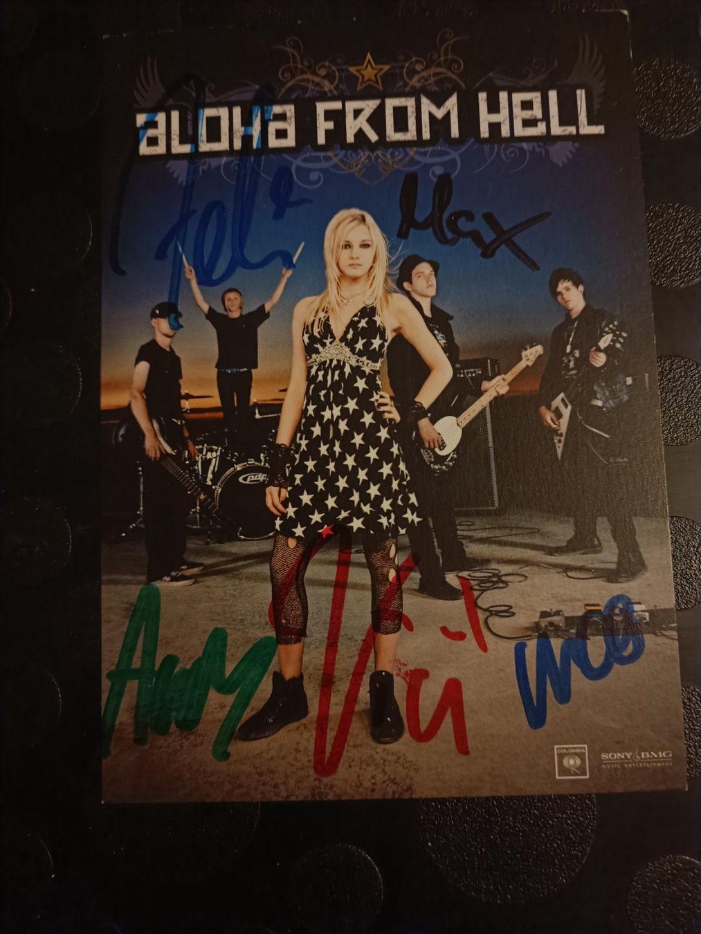 Autografi: Aloha from Hell - handsignierte Autogrammkarte – Usato da Menziken venduto da Artographs