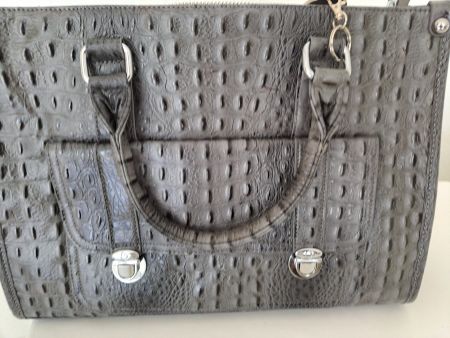 Handtasche in Krokoprägung