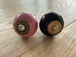 2 boutons de meuble en céramique rose et noir état neuf