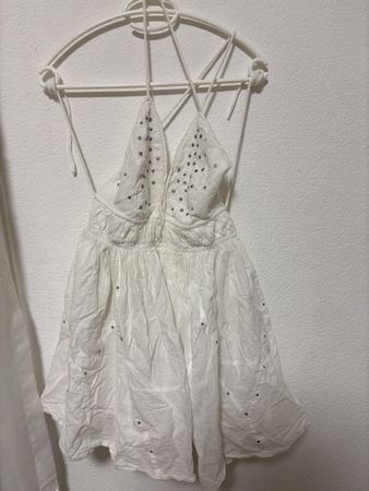 Sommerkleid weiss rückenfrei mit Verzierungen Grösse S