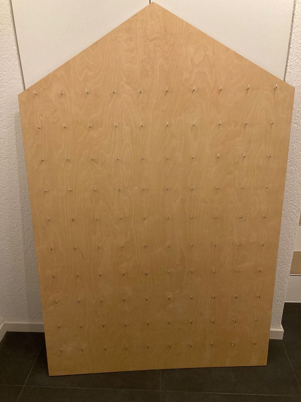 Holzartikel: Holzwand mit 100 Aufhängern – Neu (gemäss Beschreibung) aus Biel-Benken BL von ere_7gwg