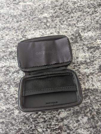 Ohrstöpsel-Box und Mikrofasertuch