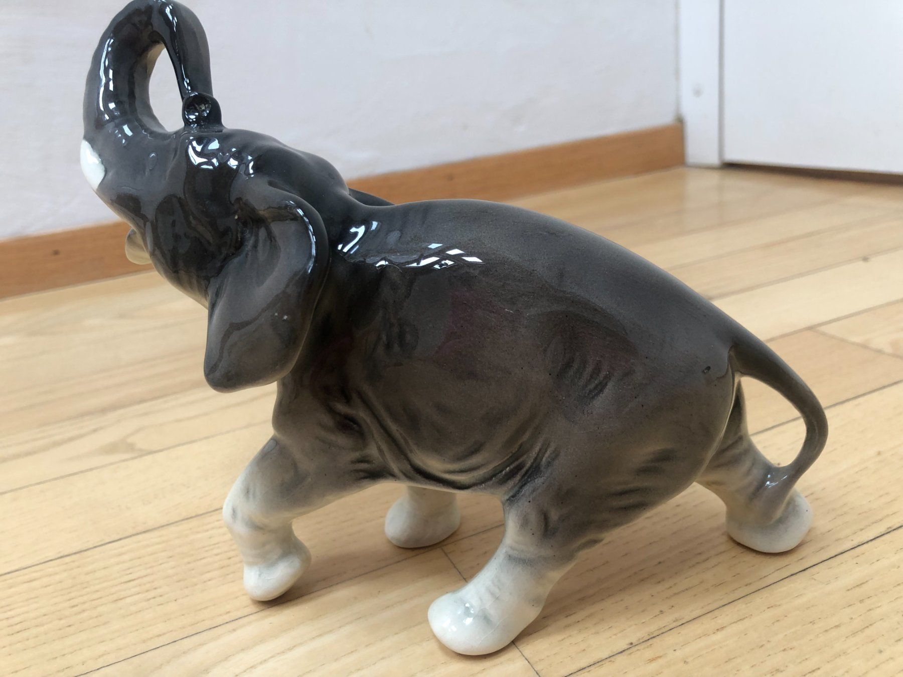 Statuette: Elefant aus Porzellan – Usato da St. Gallen venduto da Blin 1