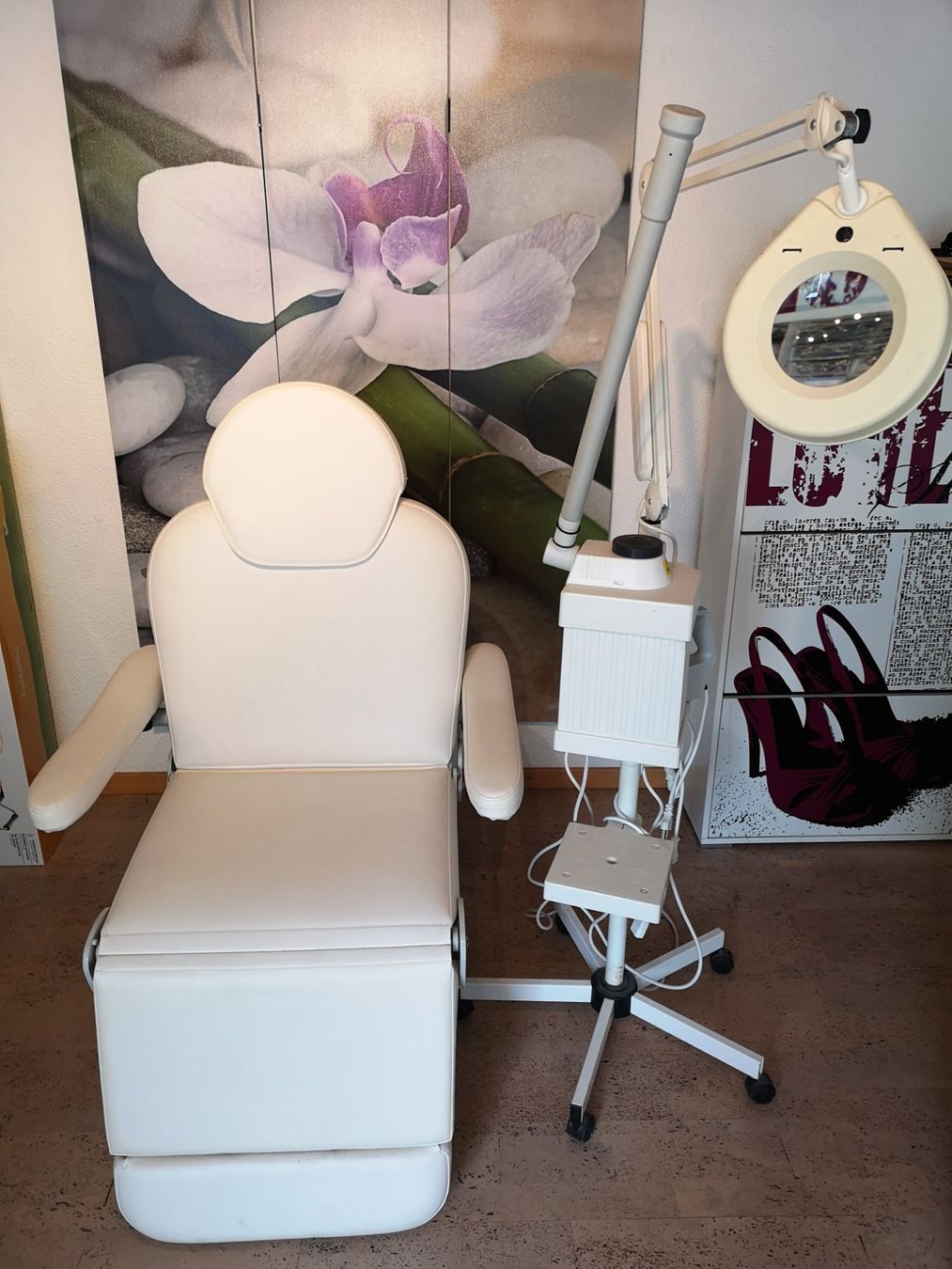 Lettini & sedie per cosmetici: Kosmetikliege inklusive Bedampfungsgerät – Usato da Riniken venduto da Dangerag
