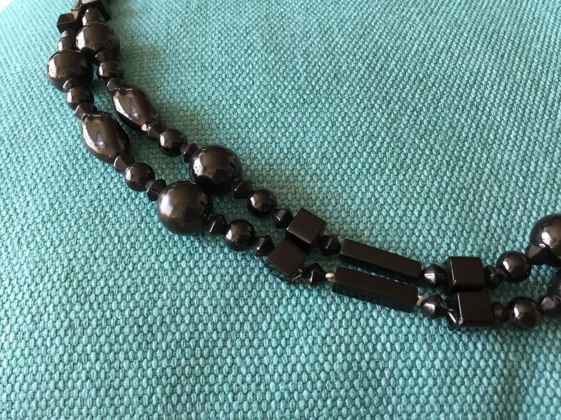 Catenine: Collier perles noires double rang ou long – Nuovo (secondo la descrizione) da Le Landeron venduto da nic_8hd5 1