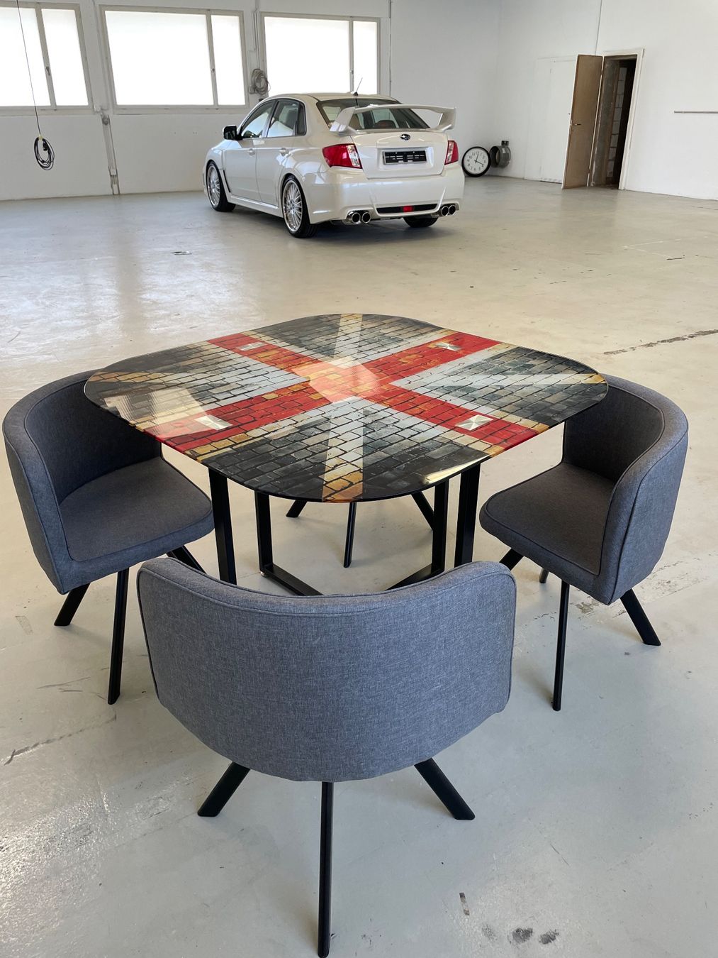 Tables: Tisch mit vier Stühlen Modern ein echter Blickfang – D'occasion à Giebenach par Toto222 1