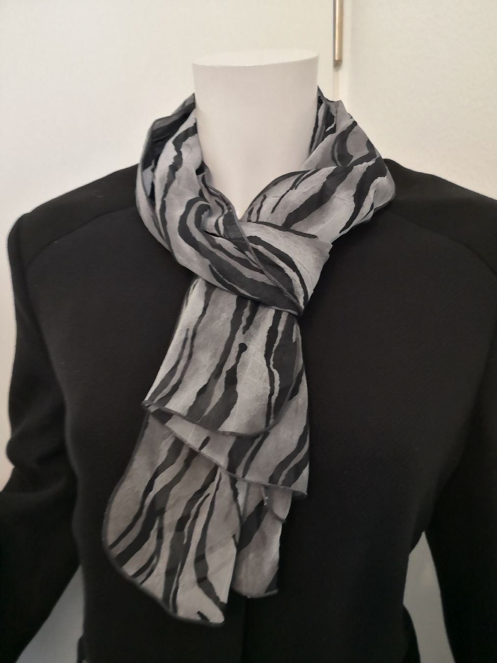 Foulard & Sciarpe: 🤩SCHAL ZEBRA-PRINT GRAU-SCHWARZ – Usato da Olten venduto da Naja-Twins-Twins 3
