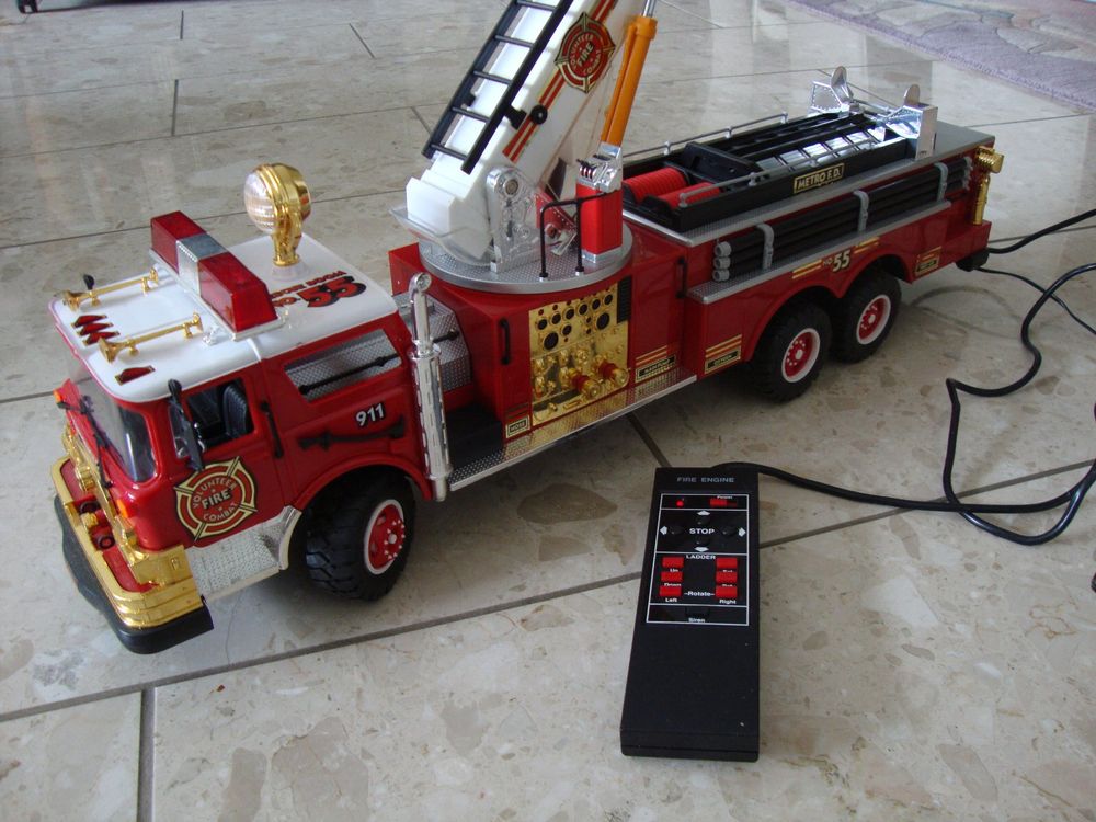  Feuerwehrauto gross 70 cm lang mit Fernsteuerung (Gebraucht) in für CHF Illustration 