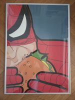 Affiche Spiderman mangeant un burger encadrée - Pop Art