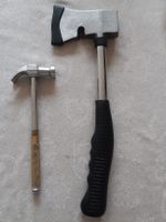 Axt und Metallhammer