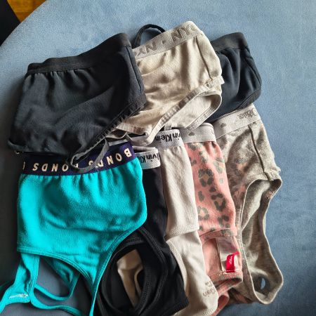 8 brassières, fille,Oliver, Calvin Klein etc, 8 Mieder,