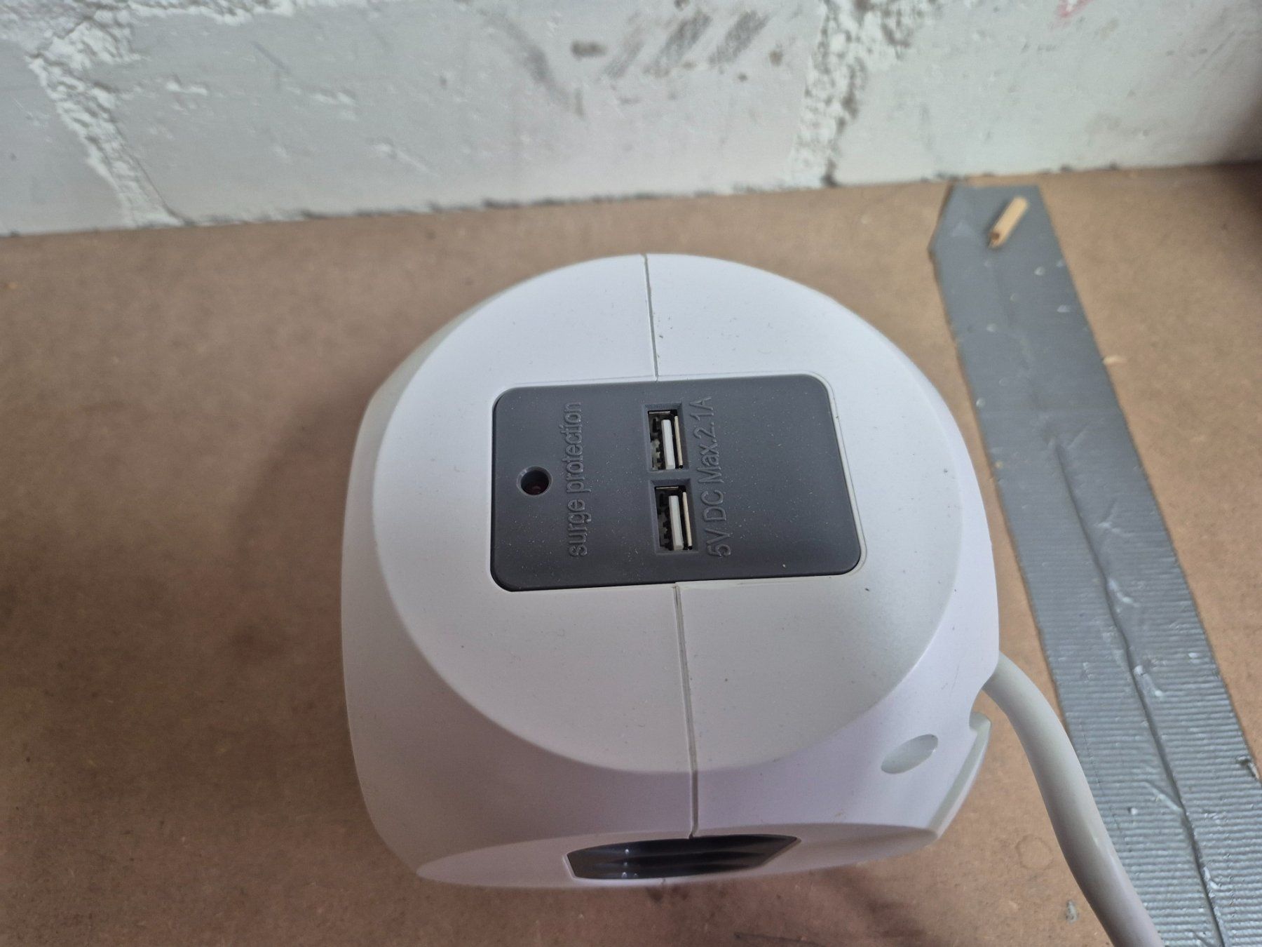 Spine: multiprises 220V et USB – Usato da Moutier venduto da cat365 1