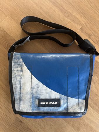FREITAG Umhängetasche – Blau/Weiss Zürich Edition