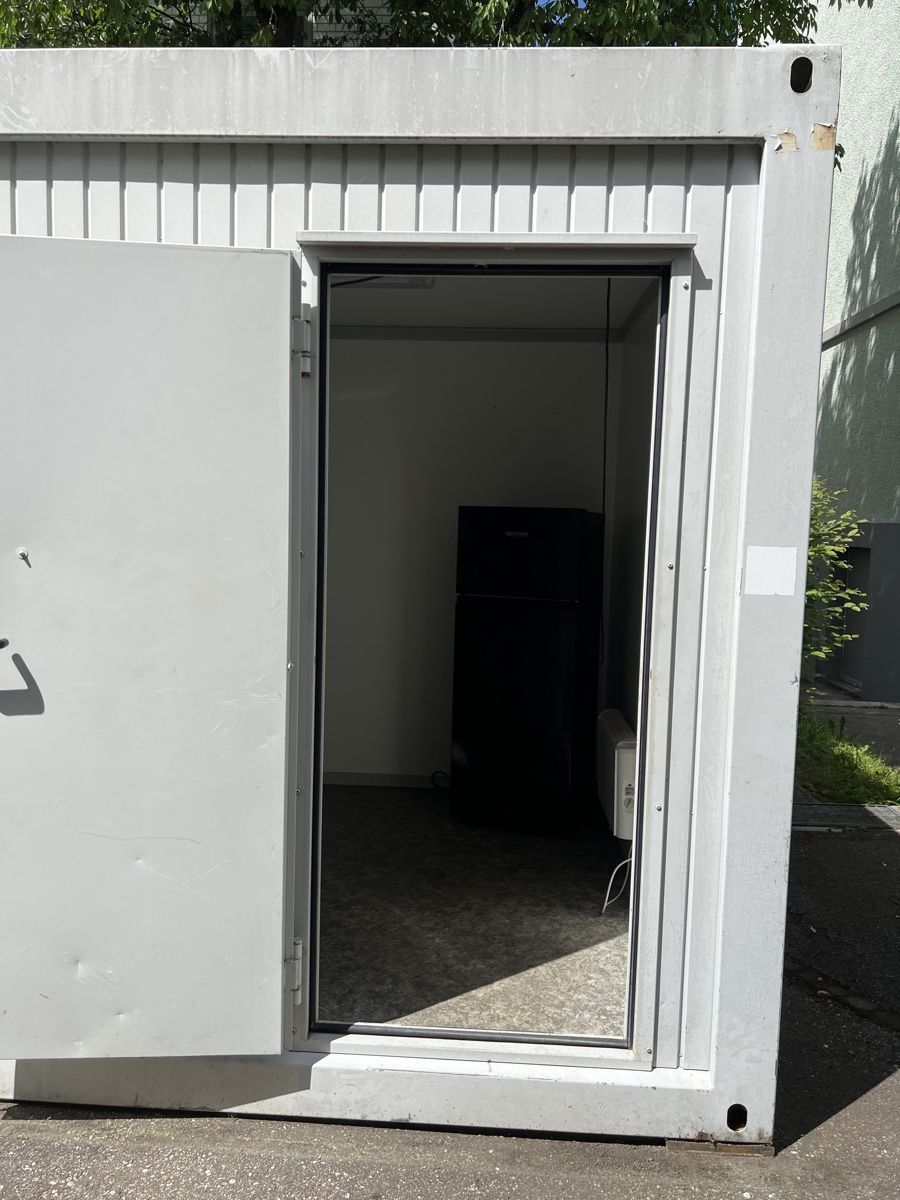 Contenitori edile: Wohn / Bürocontainer 6m x 2.43m x 2.68m – Usato da Hundwil venduto da panzermech 1
