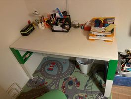 Zwei IKEA Schreibtisch und Schreibtischstuhl für kinder