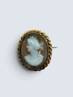Broche ancienne camée sur agate en or 18K 750